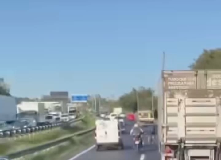 Ciclista é flagrado trafegando entre carros e caminhões na Dom Gabriel